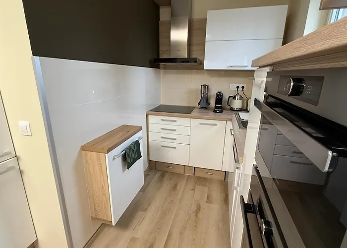 Brownie Design Apartment, Free Garage Parking Appartement *