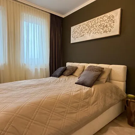 Brownie Design Apartment, Free Garage Parking *