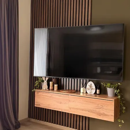 Brownie Design Apartment, Free Garage Parking Apartment