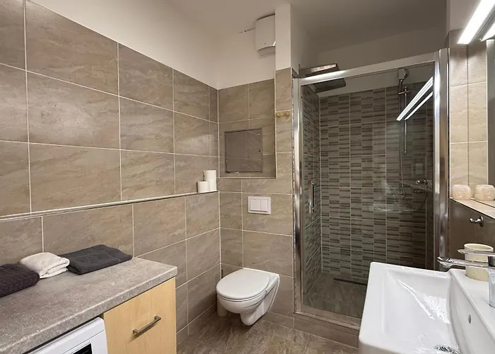 Brownie Design Apartment, Free Garage Parking *