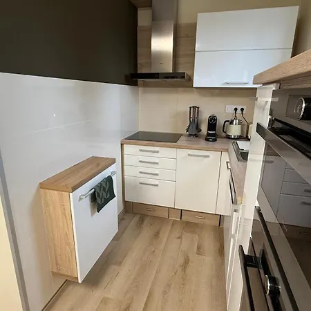 Brownie Design Apartment, Free Garage Parking Appartement *