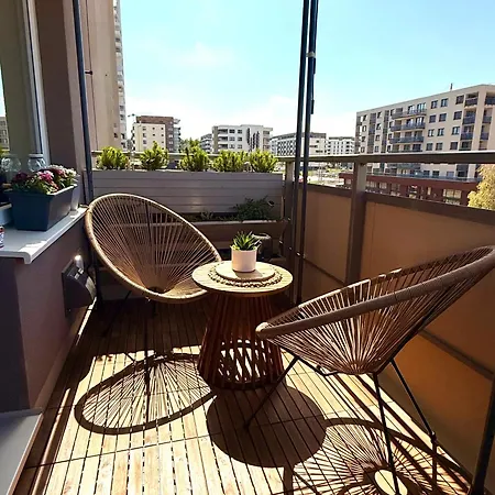 Brownie Design Apartment, Free Garage Parking *